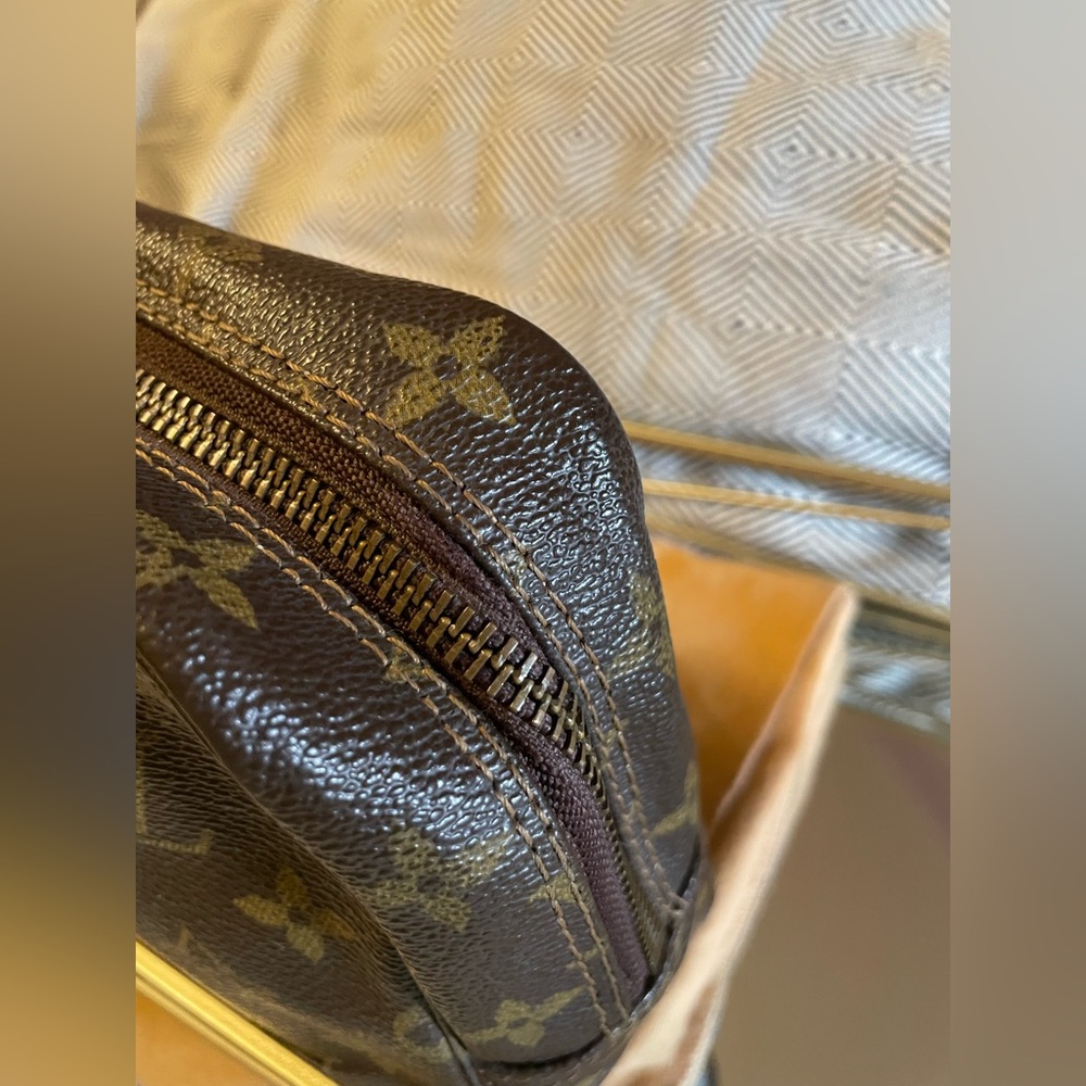 Louis Vuitton Trousse 23 Unisex Classic Monogram Canvas Cosmetic Bag | Vintage - Picture 10 of 17